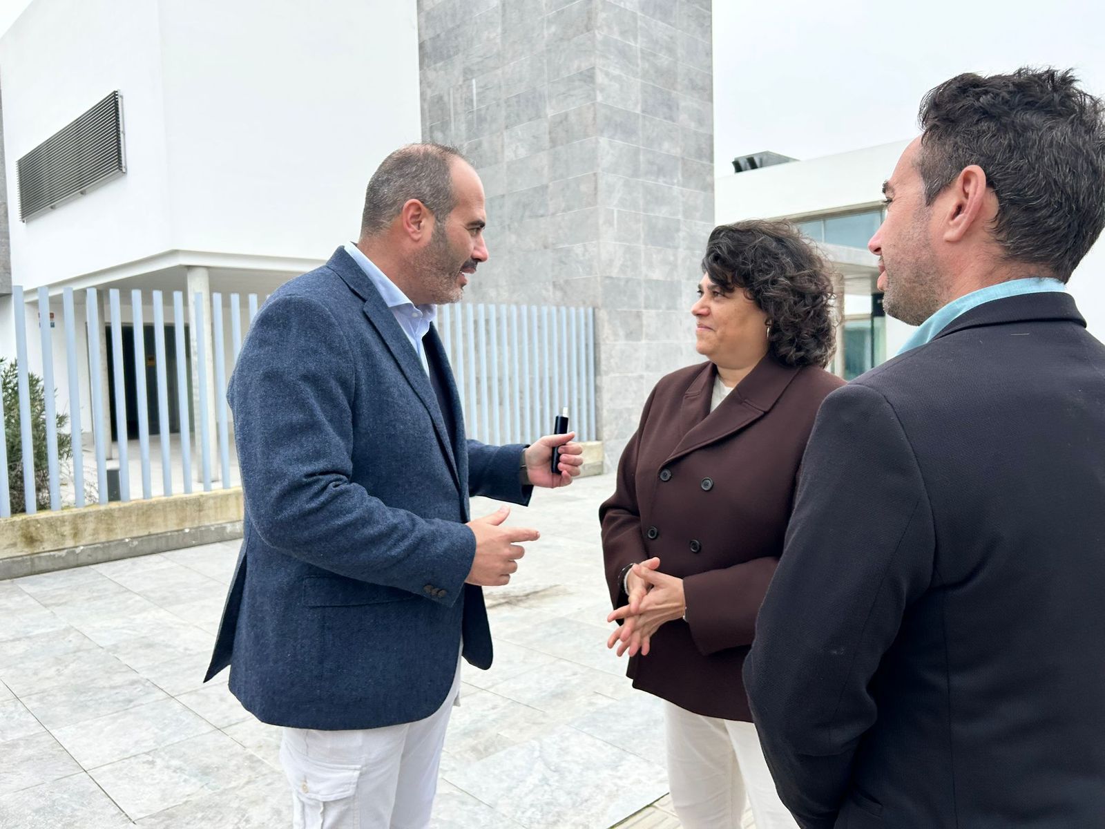 El diputado provincial, Antonio Aragón, junto a la alcaldesa, Carmen Álvarez, en el centro de salud de La Dehesilla.