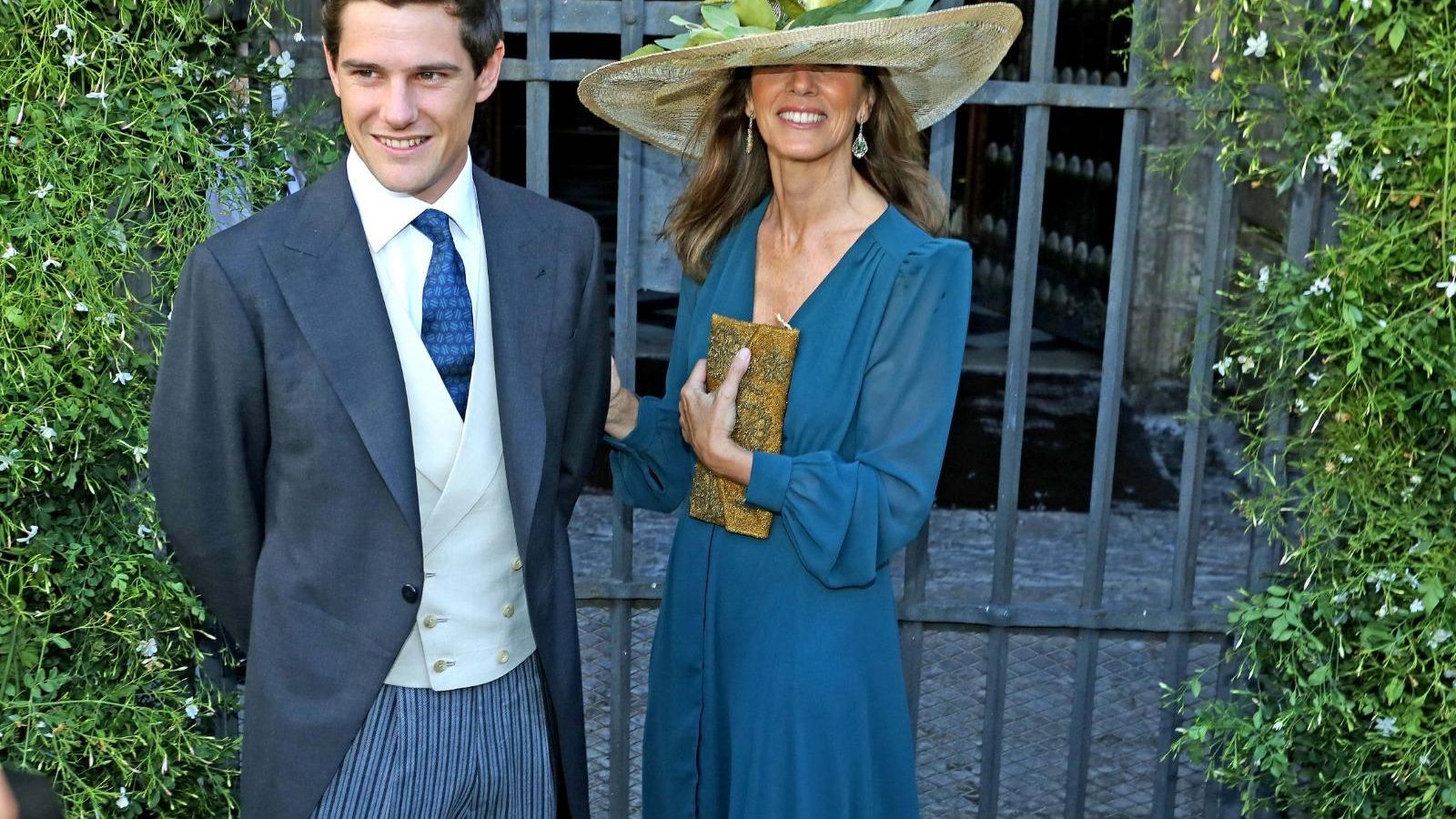 El novio José Entrecanales junto a la madrina, María Carrión.
