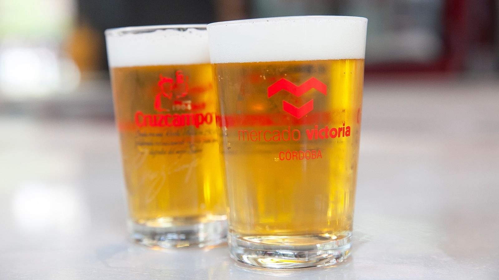 Los 22 puestos de Mercado Victoria ofrecen una amplia gama de platos con tomar una cerveza fría