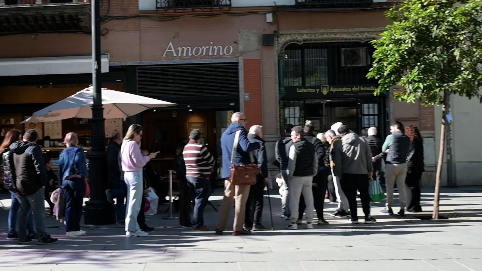 Sevilla vive el ambiente prenavideño con filas para la Lotería