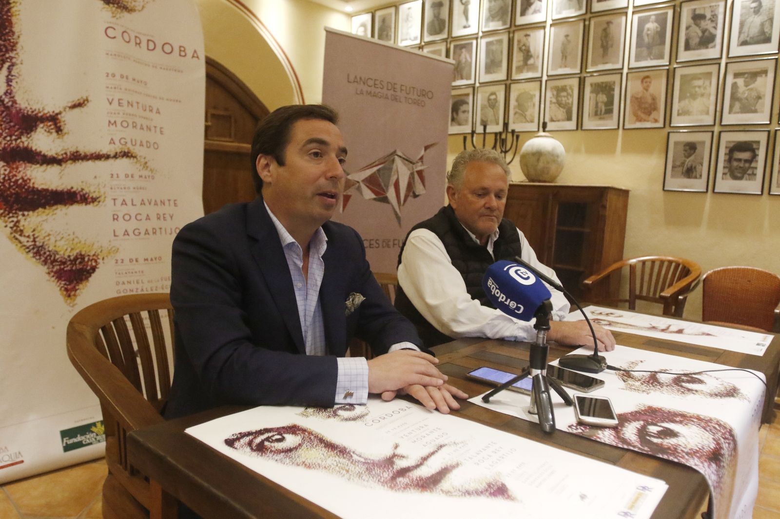 El responsable de Lances de Futuro, Jose María Garzón, y el presidente de la Asociación de Comerciantes Centro Córdoba, Manuel Blasco, presentan el concurso.