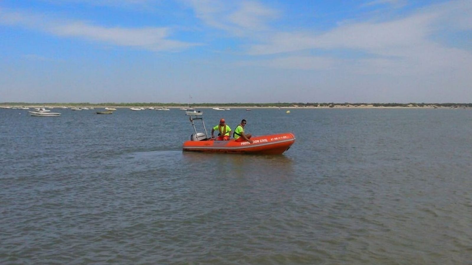 Voluntarios de Protección Civil en uno de sus servicios en las playas de Sanlúcar.