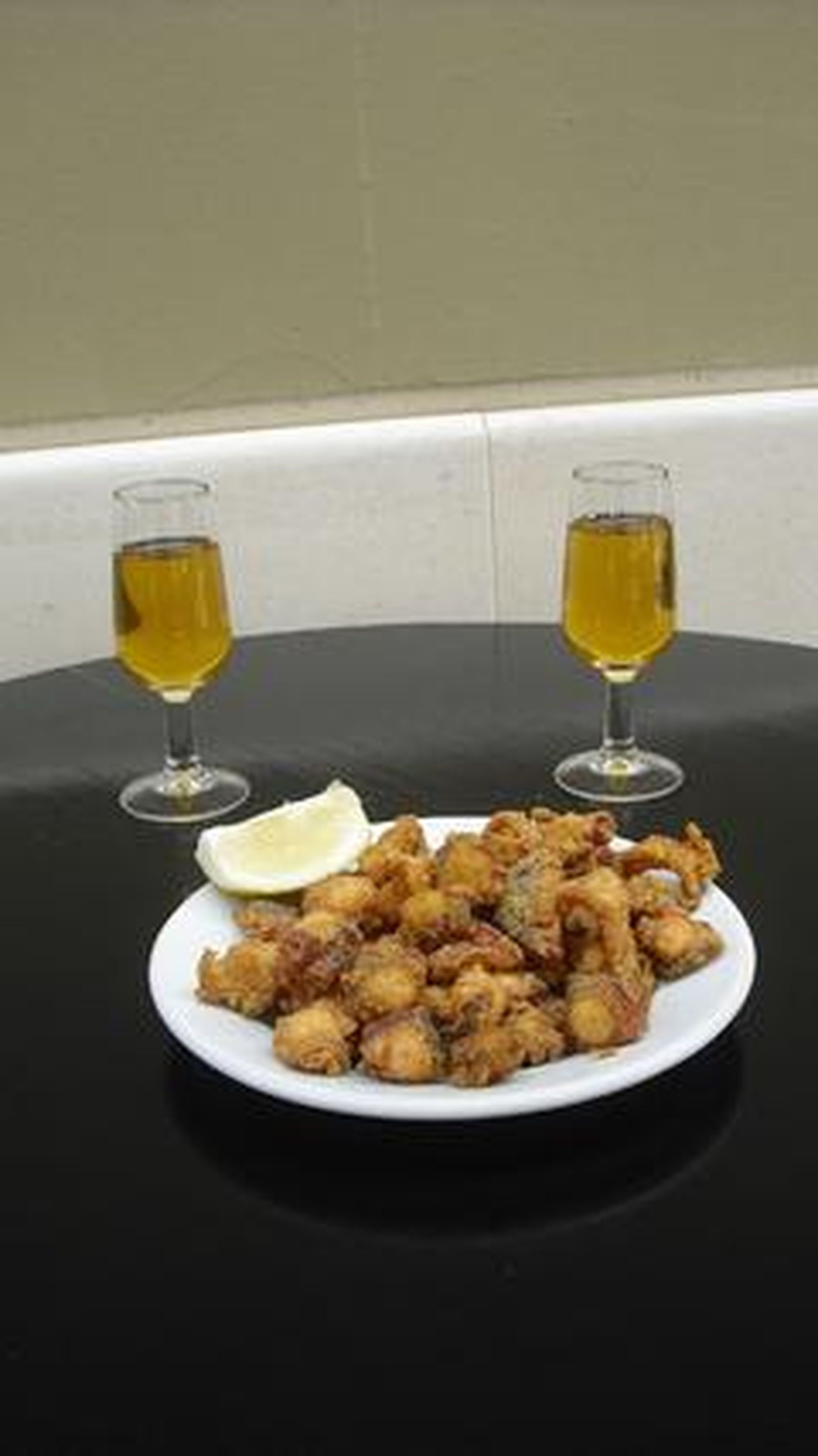 Bodega Quitapenas

Hubo una época en al que había en Málaga al menos 30 tabernas Quitapenas, ahora el número se ha reducido, pero el vino dulce de la casa se sigue manteniendo. La copa cuesta 1,60 euros y acompañarla con una ración de pulpo frito, 5 euros más. Otra de las delicias de esta taberna es su cóctel de champán, que elaboran desde 1956 combinando esta bebida con diferentes licores.

Calles Sánchez Pastor, 4; Marín García, 2; Pasaje de Chinitas, 5; Villafuerte, 2.