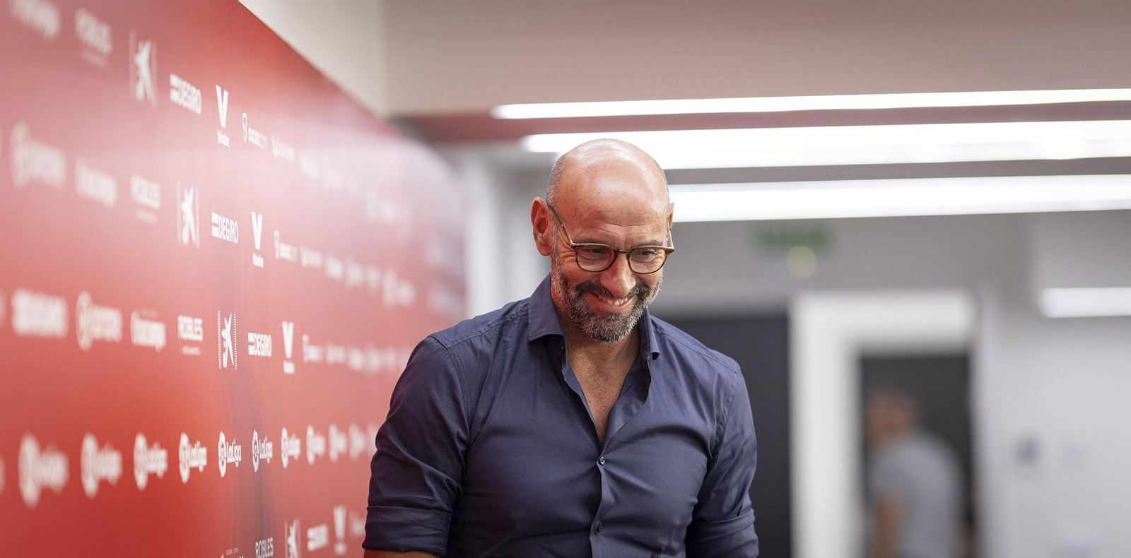 Monchi sonríe en la sala de prensa del Sánchez-Pizjuán.