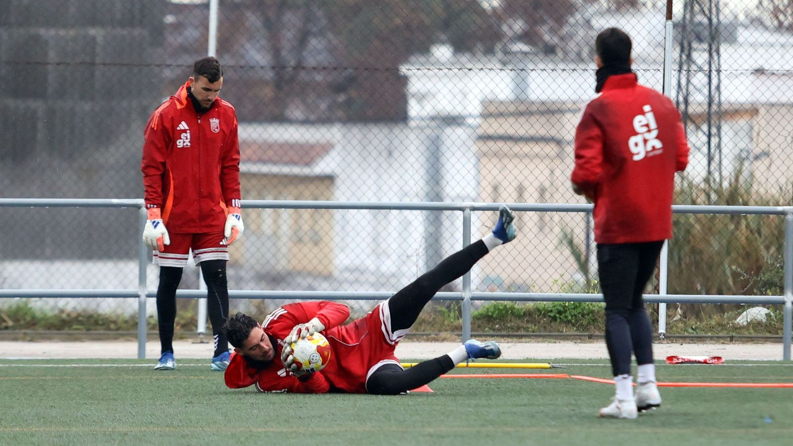 Santos atrapa un balón durante un entrenamiento en Picadueñas.