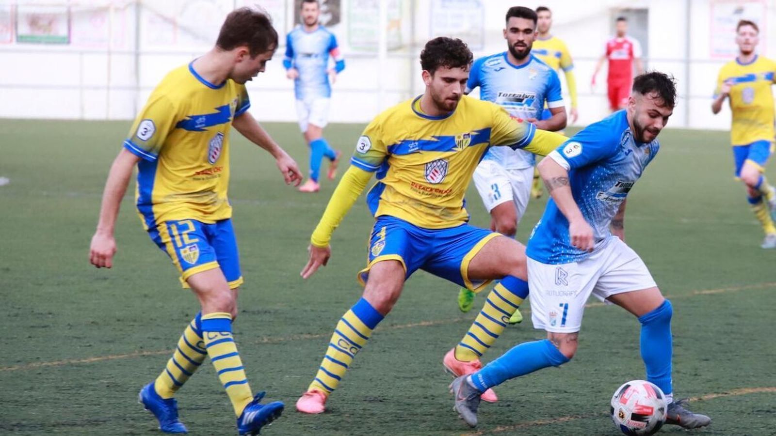 Pato se lleva el balón presionado por dos jugadores conileños.