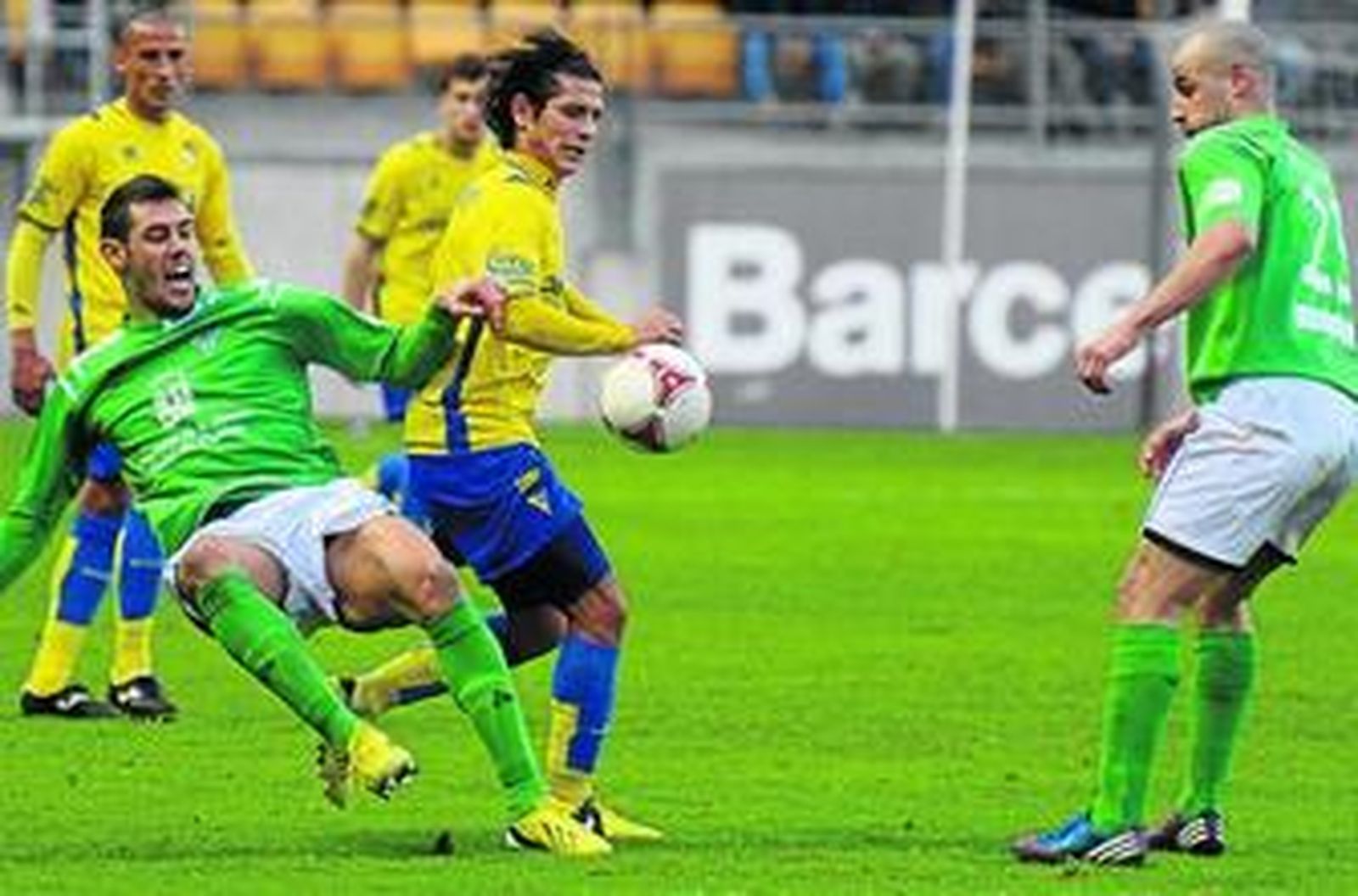 Acción de Pablo Sánchez contra el Villanovense, con el que el Cádiz podría jugársela por diferencia de goles.