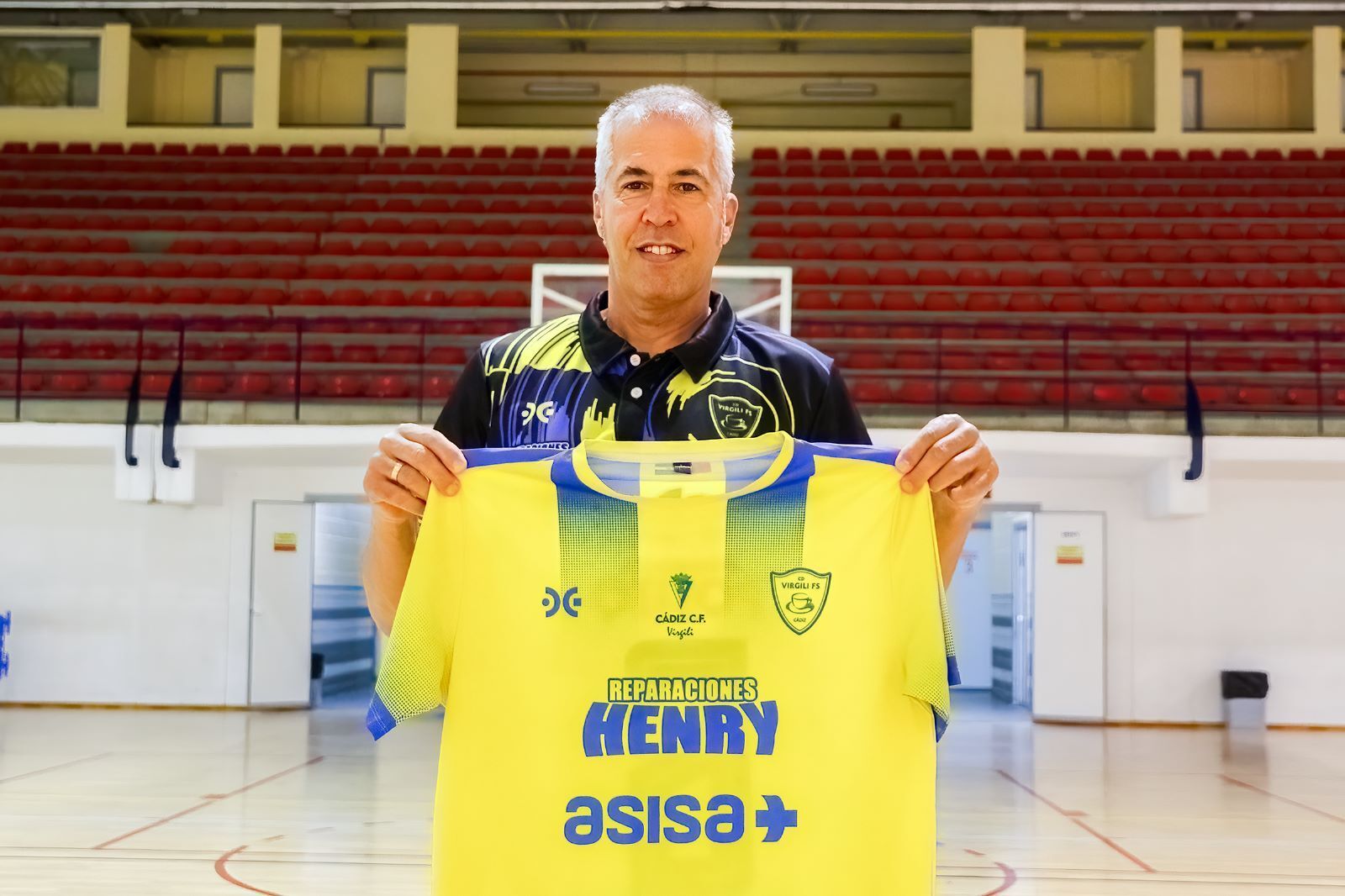 Adriano Barbosa, nuevo técnico del Cádiz Virgili, posa con la camiseta.