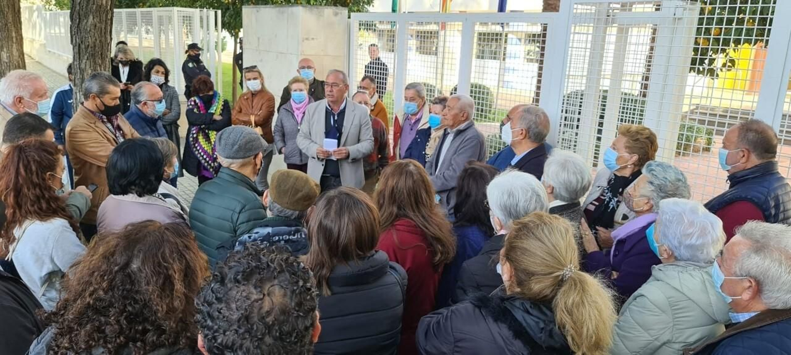 El alcalde de San Juan, Fernanzo Zamora, acompañado por vecinos tras entregar la carta en la Consejería de Salud.