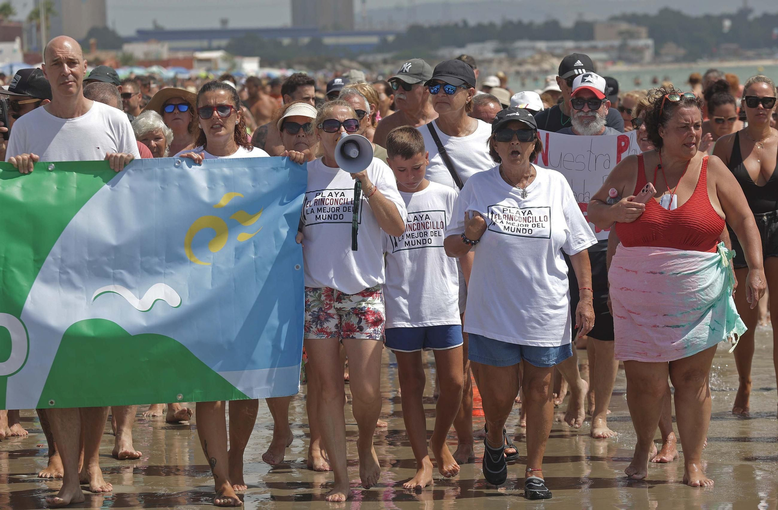 Fotos de la manifestación de la plataforma Salvemos El Rinconcillo y el grupo ecologista Verdemar en Algeciras