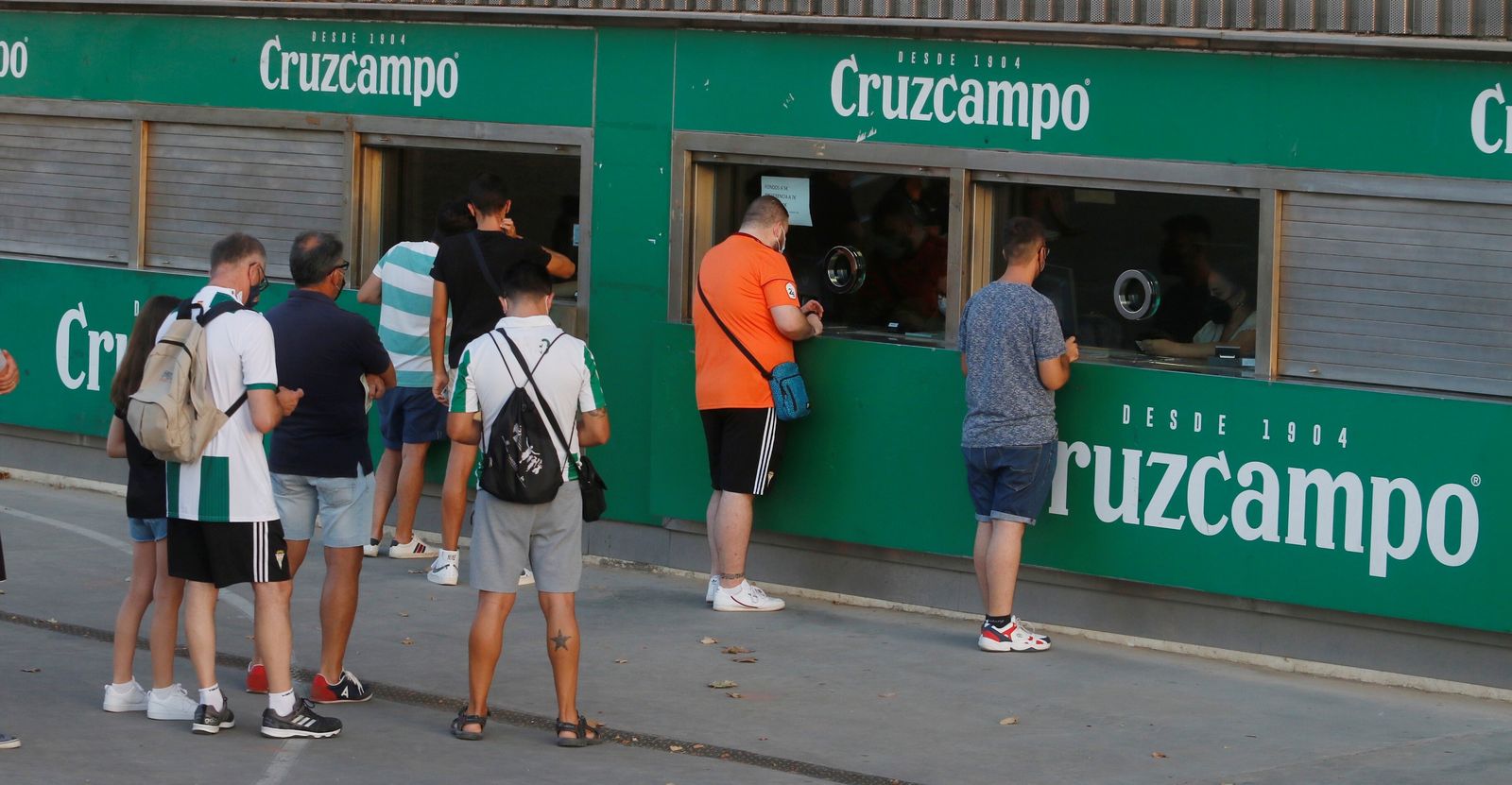 Aficionados del Córdoba CF aguardan su turno en las taquillas de El Arcángel.