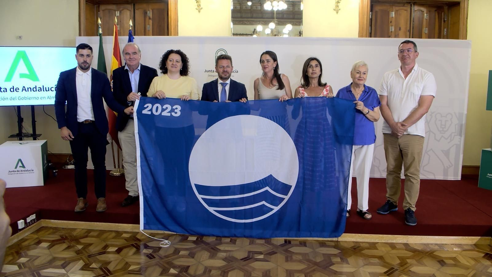 Alcaldes muestran la bandera azul que ondearán este verano sus playas.