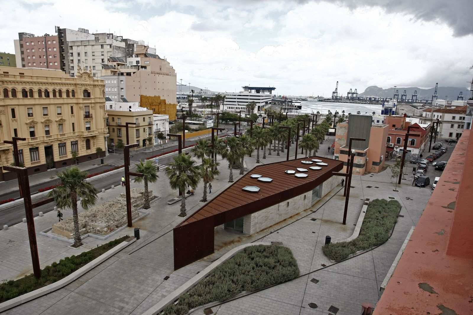 La oficina de turismo de Algeciras, en primer término, situada en el Paseo del Río de la Miel.