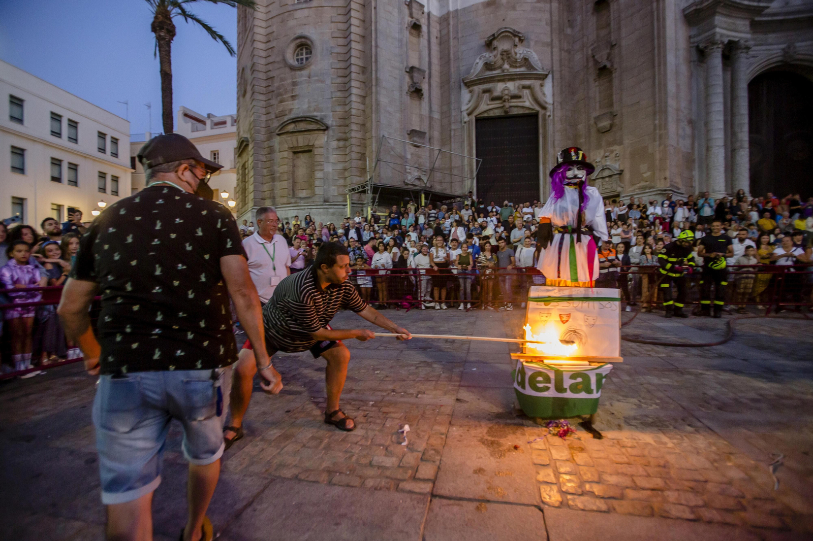 Noche de San Juan en Cádiz: Imágenes de la quema de los juanillos