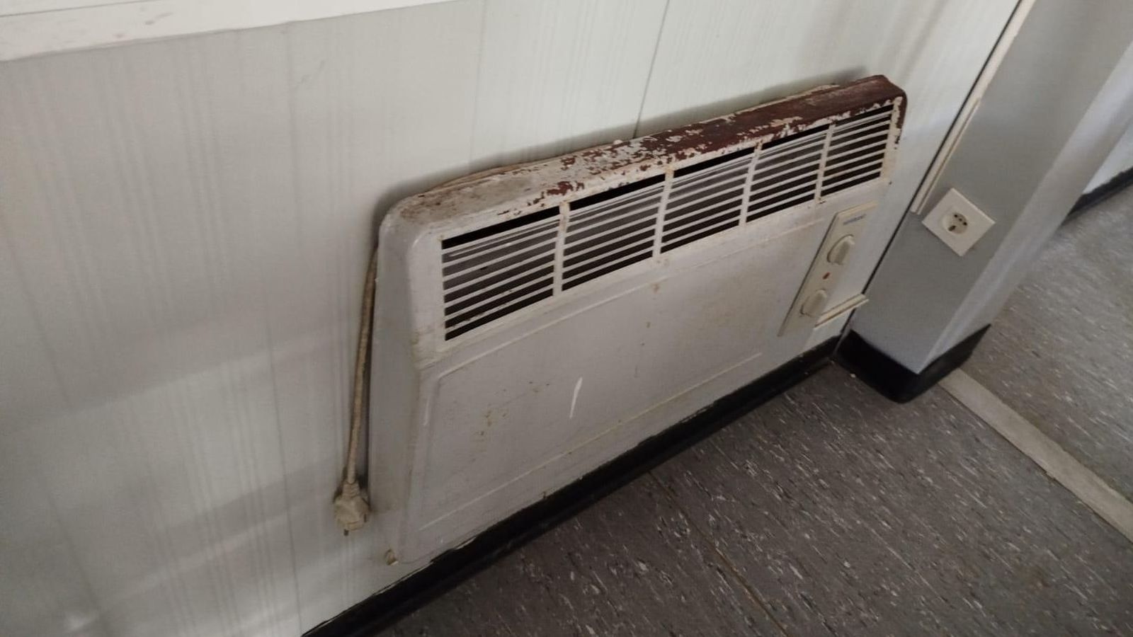 Uno de los calefactores rotos.