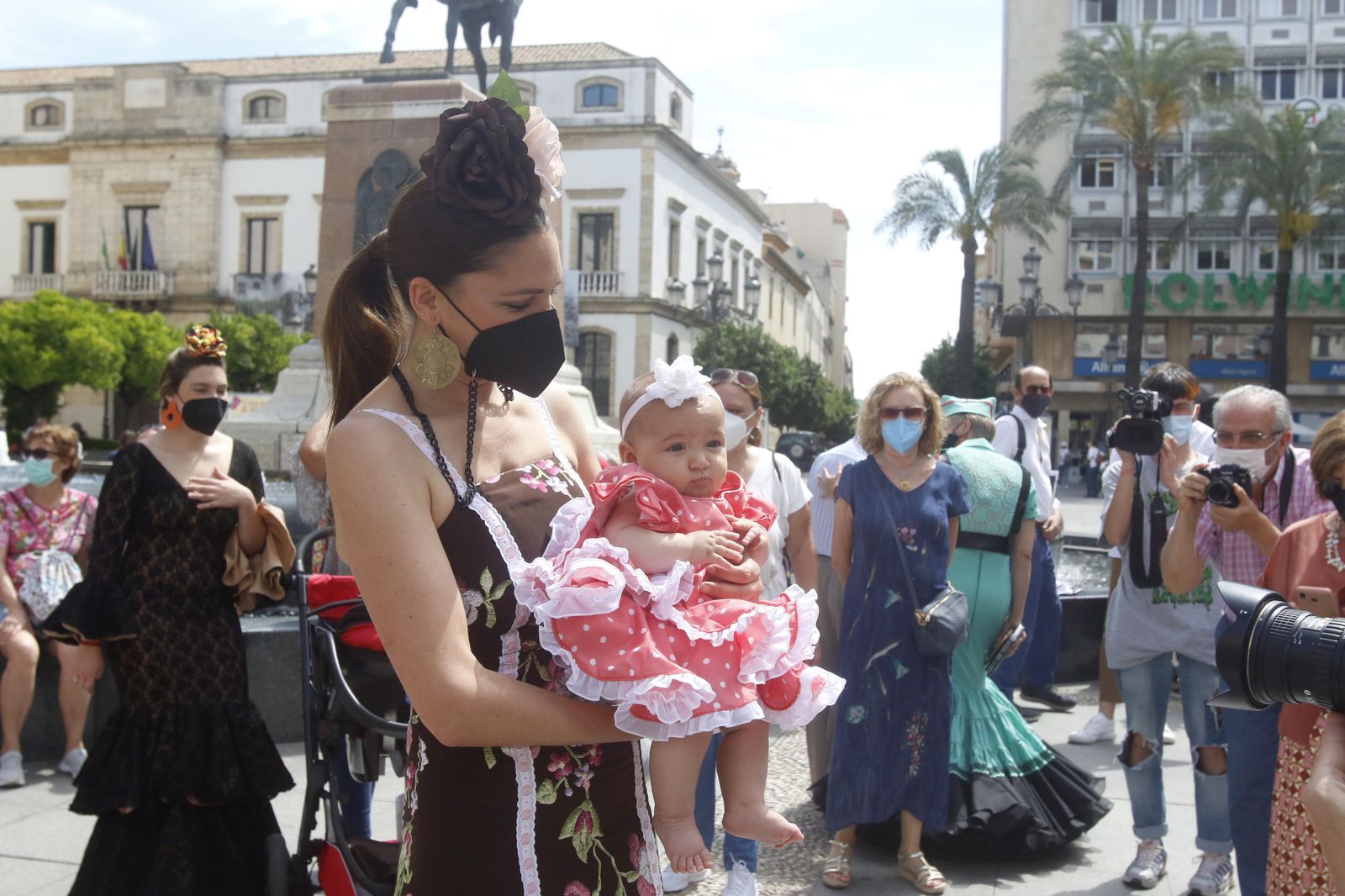 La quedada de las mujeres cordobesas vestidas de flamencas, en imágenes