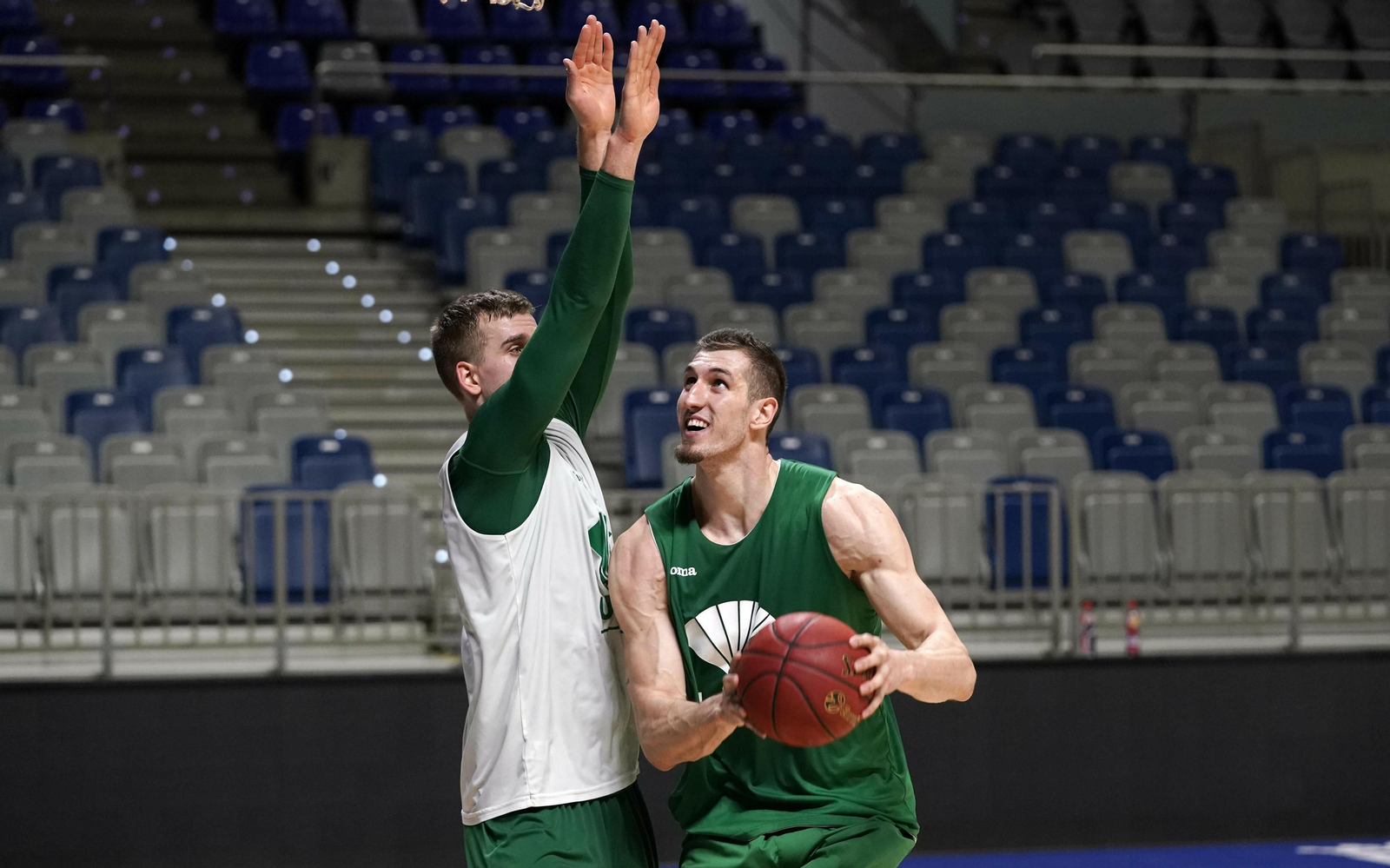 Rubén Guerrero choca con Gerun.