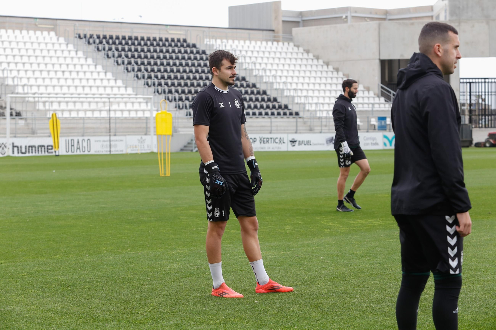 Las fotos del relevo en el banquillo de la Balona
