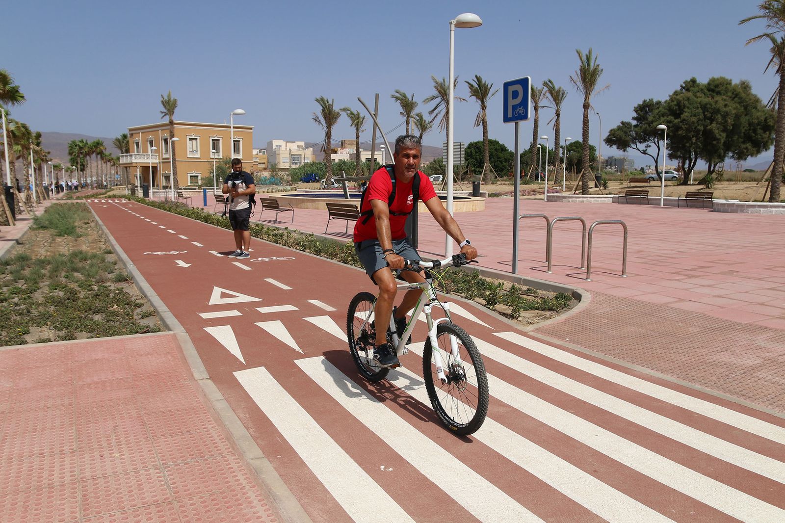 Uno de los primeros almerienses en transitar por el nuevo tramo del paseo marítimo en bicicleta