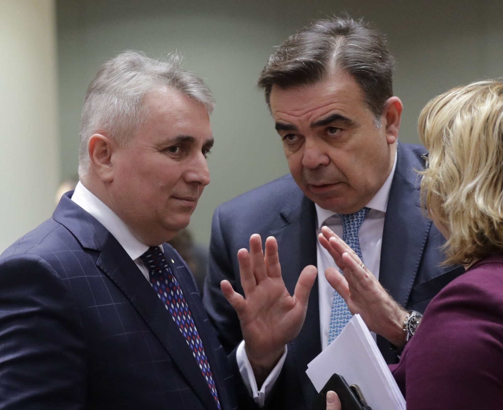 El ministro rumano de Interior, Lucian Bode (izq.), y el vicepresidente de la Comisión Europea, Margaritis Schinas, durante la reunión en Bruselas.