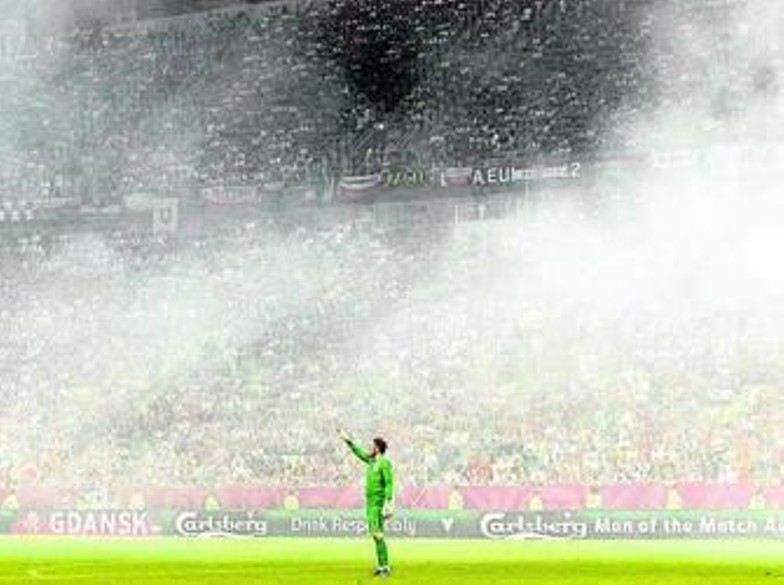 1. Seguidores de la selección española confraternizan con los aficionados croatas en el casco antiguo de la ciudad de Gdansk.  2. Una bengala es encendida en la zona de los aficionados españoles en la segunda mitad 3. Pletikosa avisa al colegiado Stark sobre la humareda que le impide ver con claridad. 4. El hijo de Pepe Reina, ataviado con la equipación de la selección, anima cogido en brazos por su madre. 5. La hinchada croata encendió varias bengalas durante el transcurso del encuentro, lo que obligó a parar el partido en un par de ocasiones.