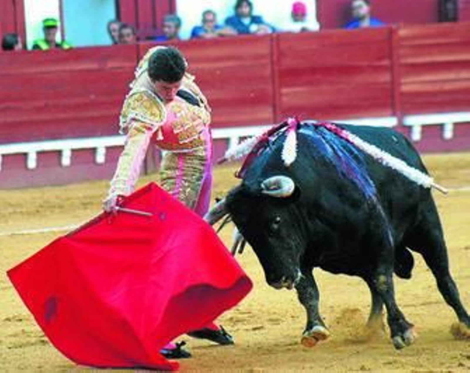 Daniel Luque, muletero firme ayer en la plaza de toros de El Puerto.