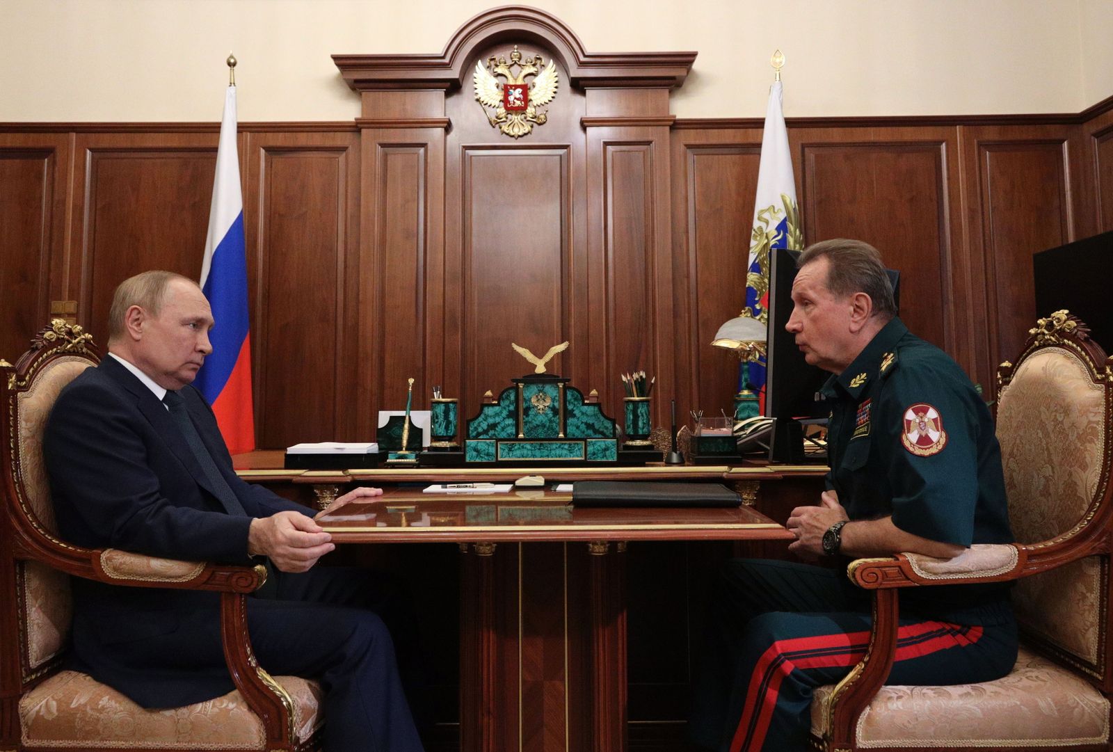 El presidente ruso, Vladimir Putin, se reúne con el jefe de la Guardia Nacional rusa, Viktor Zolotov.