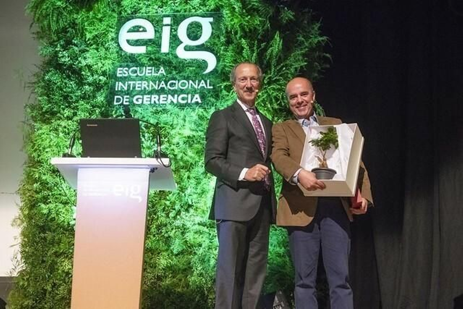 Antonio Sánchez Iglesias, presidente de la EIG, y Jaime de Jaraíz,  presidente y CEO de LG  Electronics España.