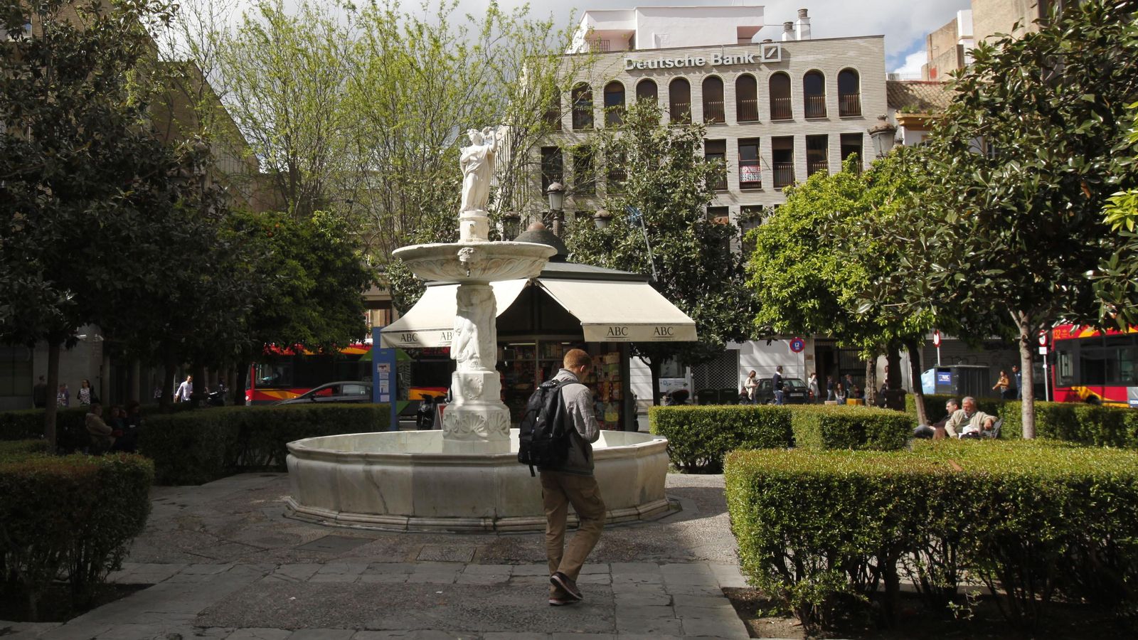 La parte central de la Plaza de la Magdalenta, que apenas se aprecia ahora entre el tráfico en la zona.