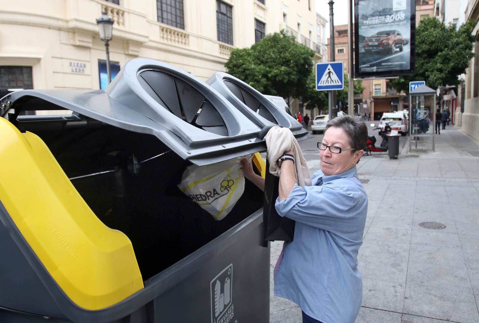 Contenedor de basura inerte.