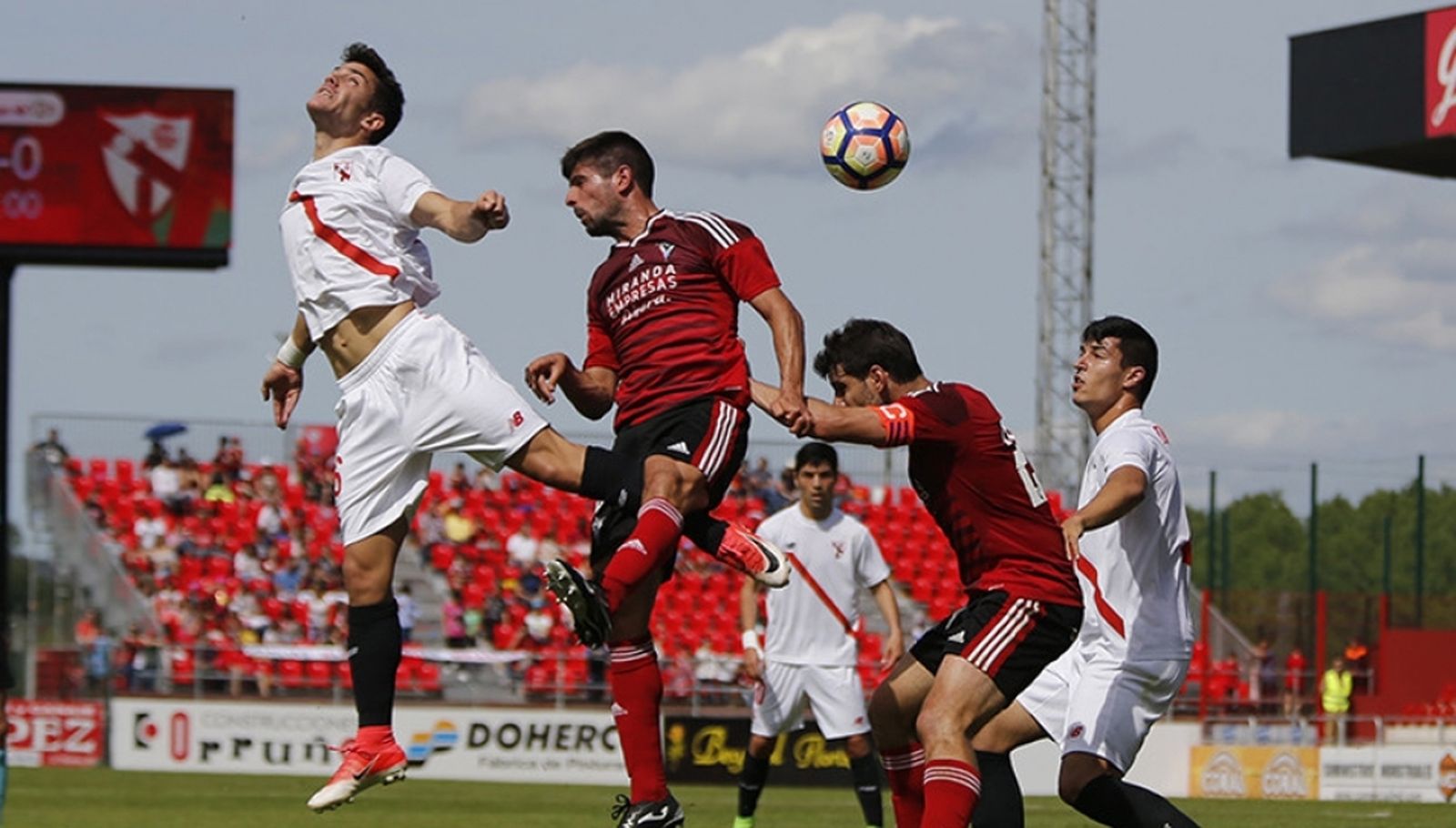 Un lance del Mirandés-Sevilla Atlético