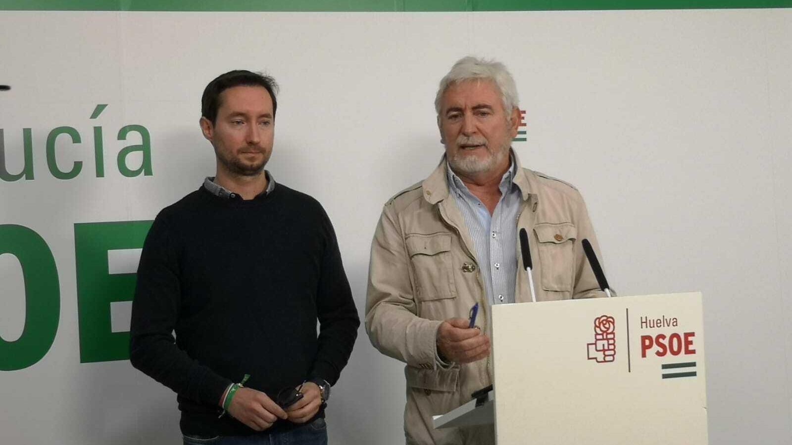 El portavoz socialista de Manzanilla, Cristóbal Carrillo, y el edil Ángel Ruiz.