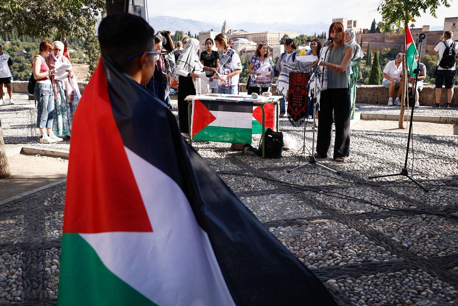 Lágrimas frente a la Alhambra, en imágenes: así se han leído en Granada los nombres de los niños muertos en Gaza