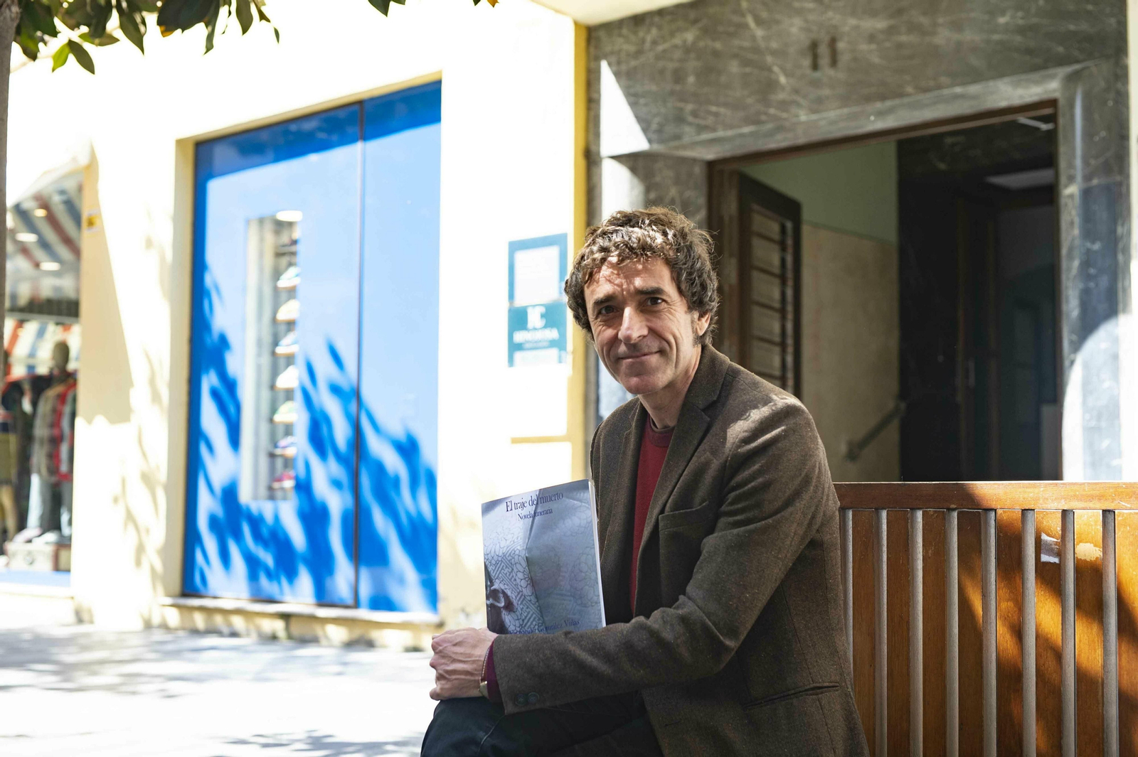 Fernando González Viñas posa con su nueva novela, ‘El traje del muerto’.