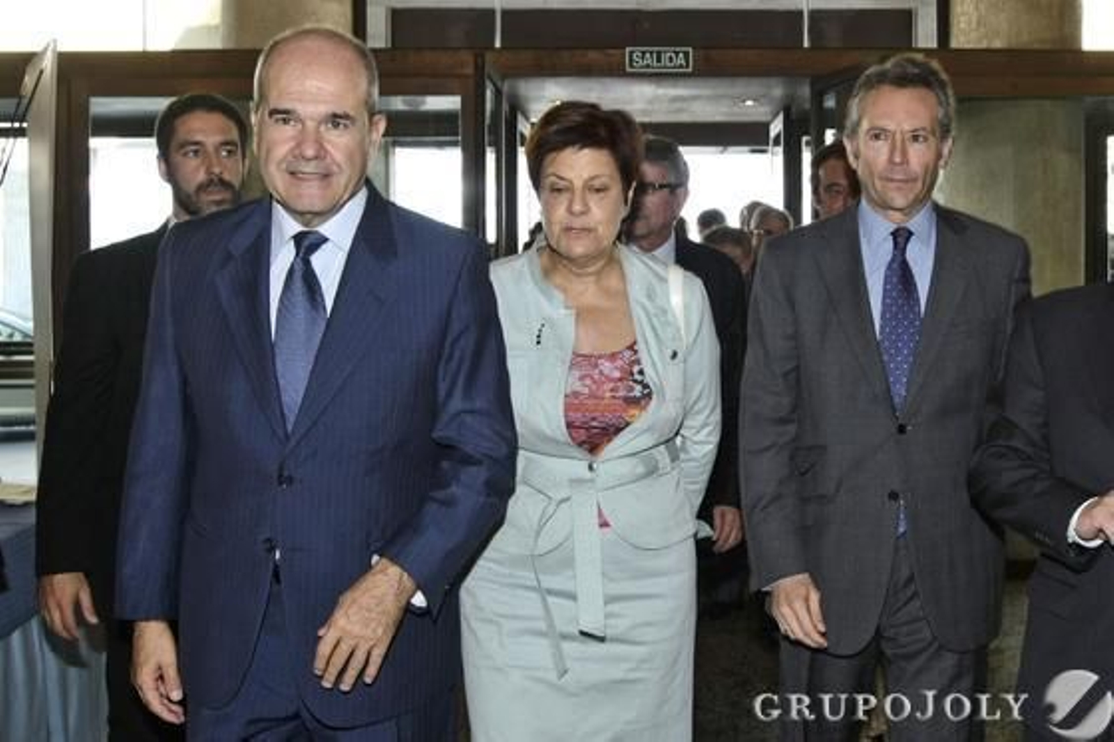 Manuel Chaves, la consejera de Obras Públicas, Josefina Cruz Villalón, y el presidente del Grupo Joly, José Joly Martínez de Salazar, a su llegada al Palacio de Congresos de Cádiz.

Foto: Julio Gonzalez-Joaquin Pino-Jose Braza