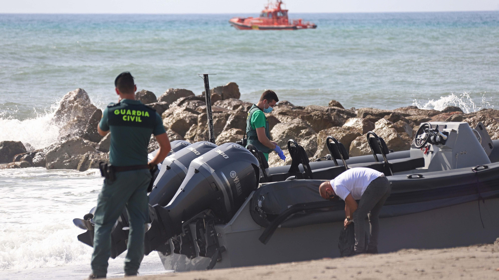 Operativo contra el narcotráfico en la playa de Sotogrande