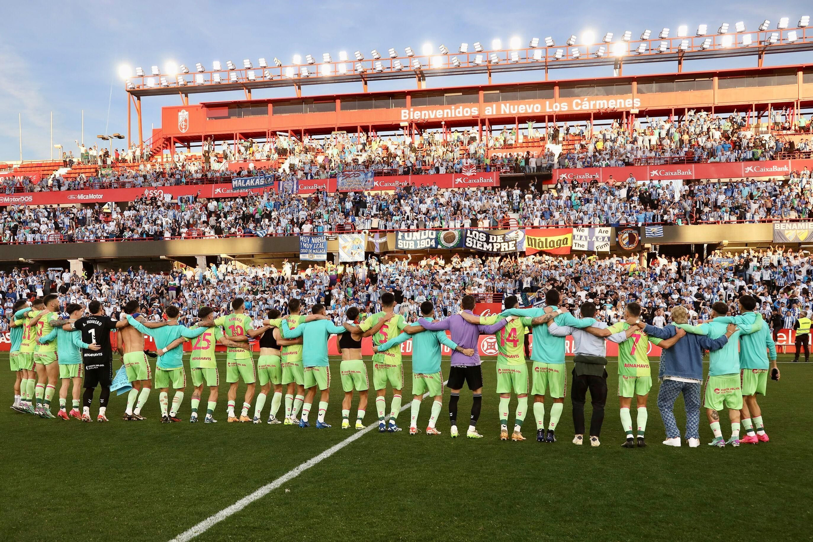 La afición, con la invasión de Los Cármenes.