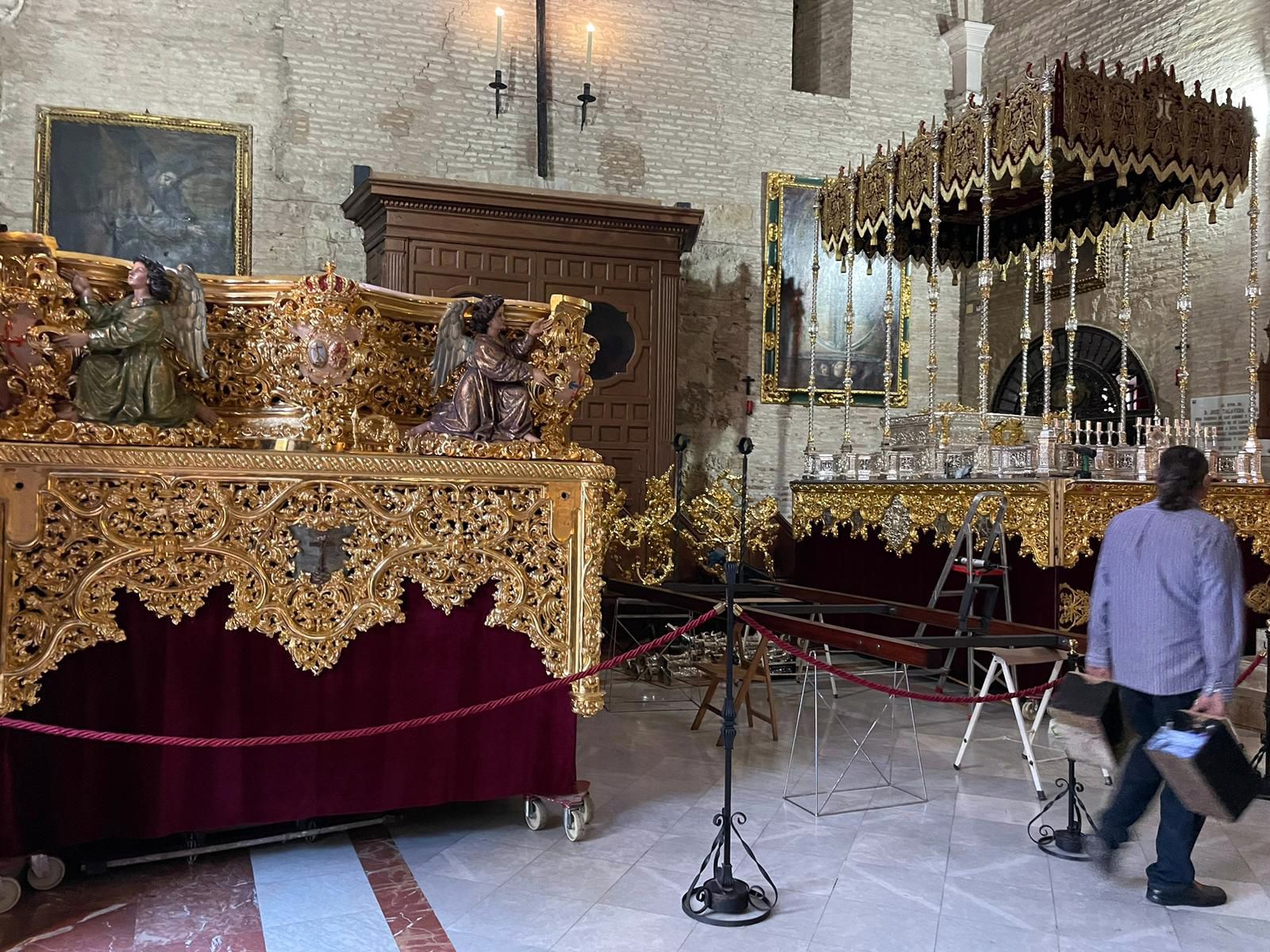 Los pasos de la Hermandad de la Lanzada en la iglesia de San Martín.