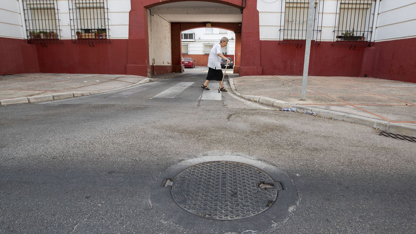 Una de las tapas de registro del alcantarillado de la barriada Bazán, a las puertas de uno de los patios.