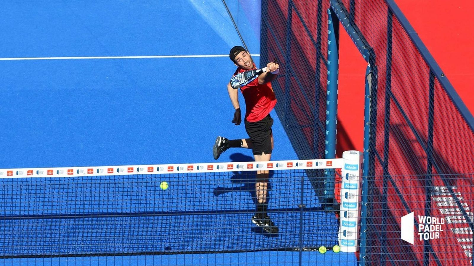 Javi Ruiz trata de rematar cerca de la red en el duelo de semifinales.