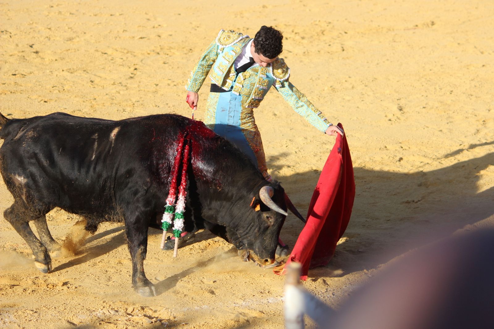 La terna a hombros en Hinojos frente a una brava novillada de Villamarta