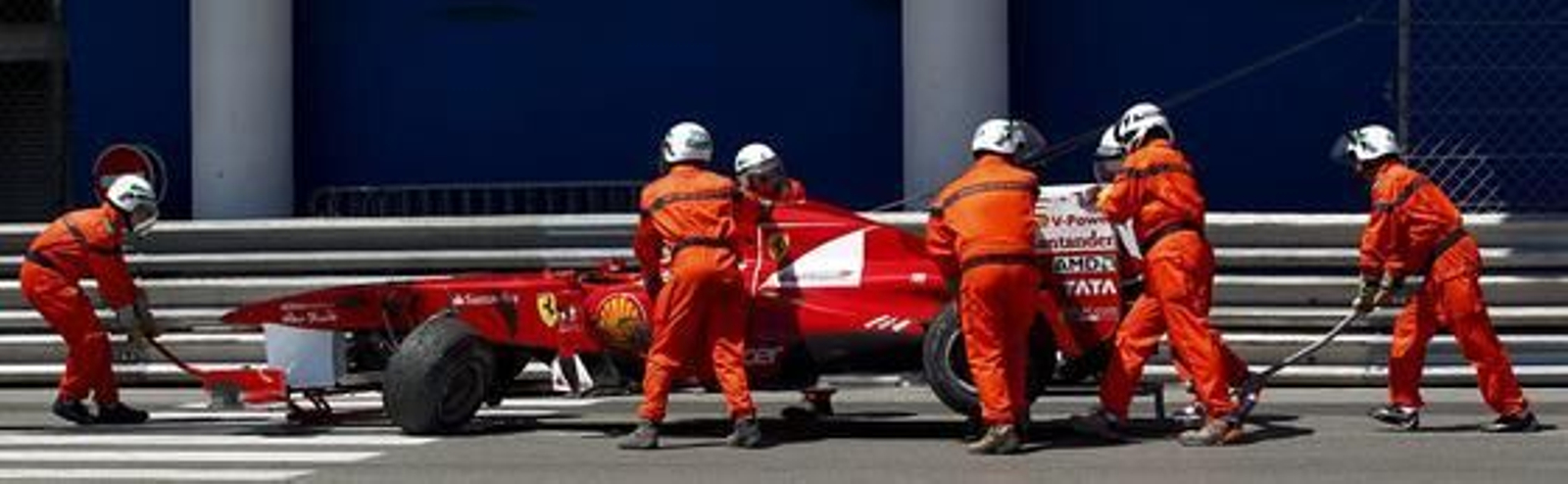 Felipe Massa chocó contra las protecciones después de que Lewis Hamilton le tocase y no terminó la carrera.

Foto: EFE