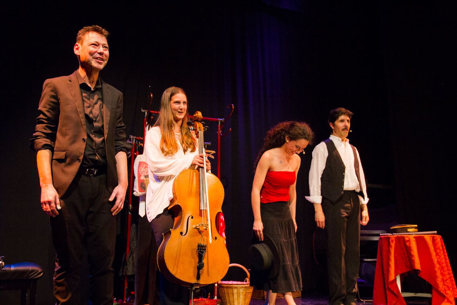 1. Actores y músicos de la compañía granadina La Lumbre que han elaborado un espectáculo sobre la radiografía de una sociedad que vivió 	a base de coplas. 2. Concha Medina y Javier Parra. 3. Concha Medina durante la actuación. 4. El cartel del espectáculo 'Hasta la peineta, la mujer en la copla'.