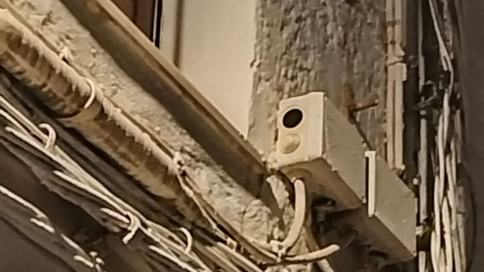 Otro de los cajetines agujereados para colocar una cámara.