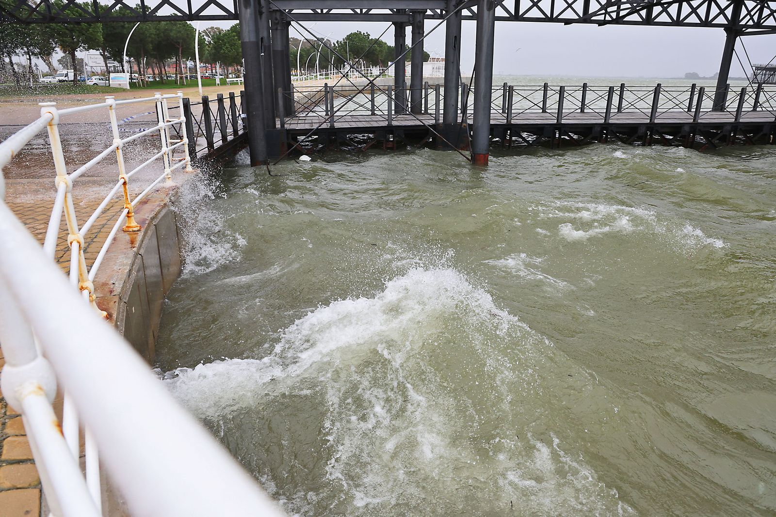 Muelle de carga de la Riotinto con marea alta en la borrasca Leonardo (12)
