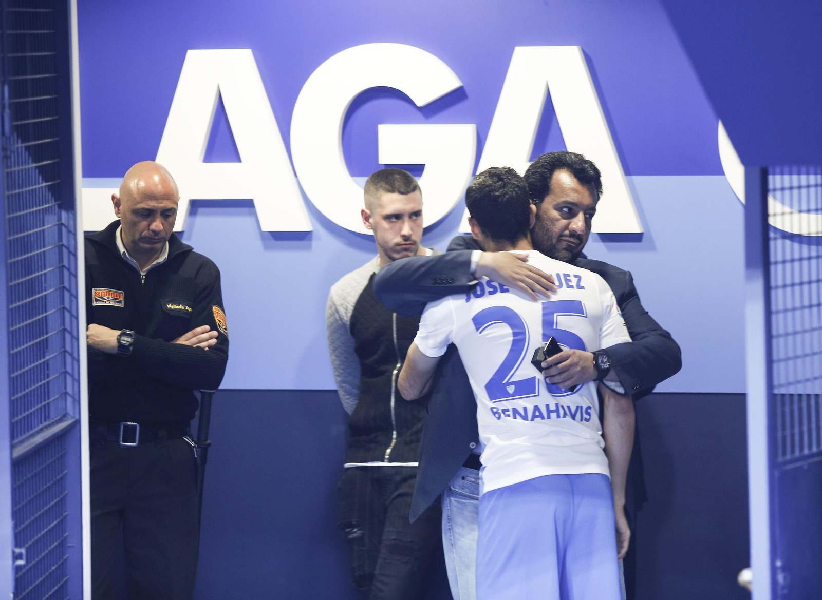 Al-Thani se abraza a José Rodríguez.