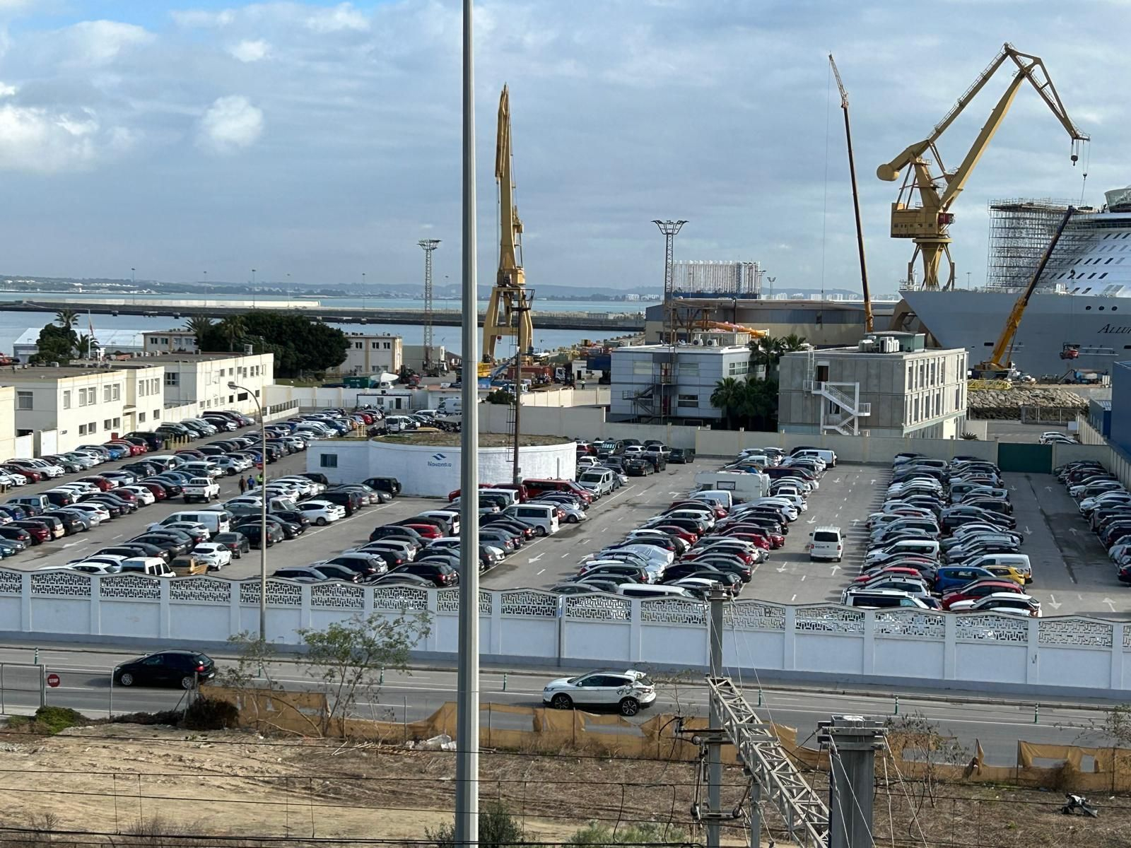 Los aparcamientos de la factoría de reparaciones de Navantia de Cádiz llevan días a tope. Es un síntoma de que no falta el trabajo en el interior del astillero gaditano.