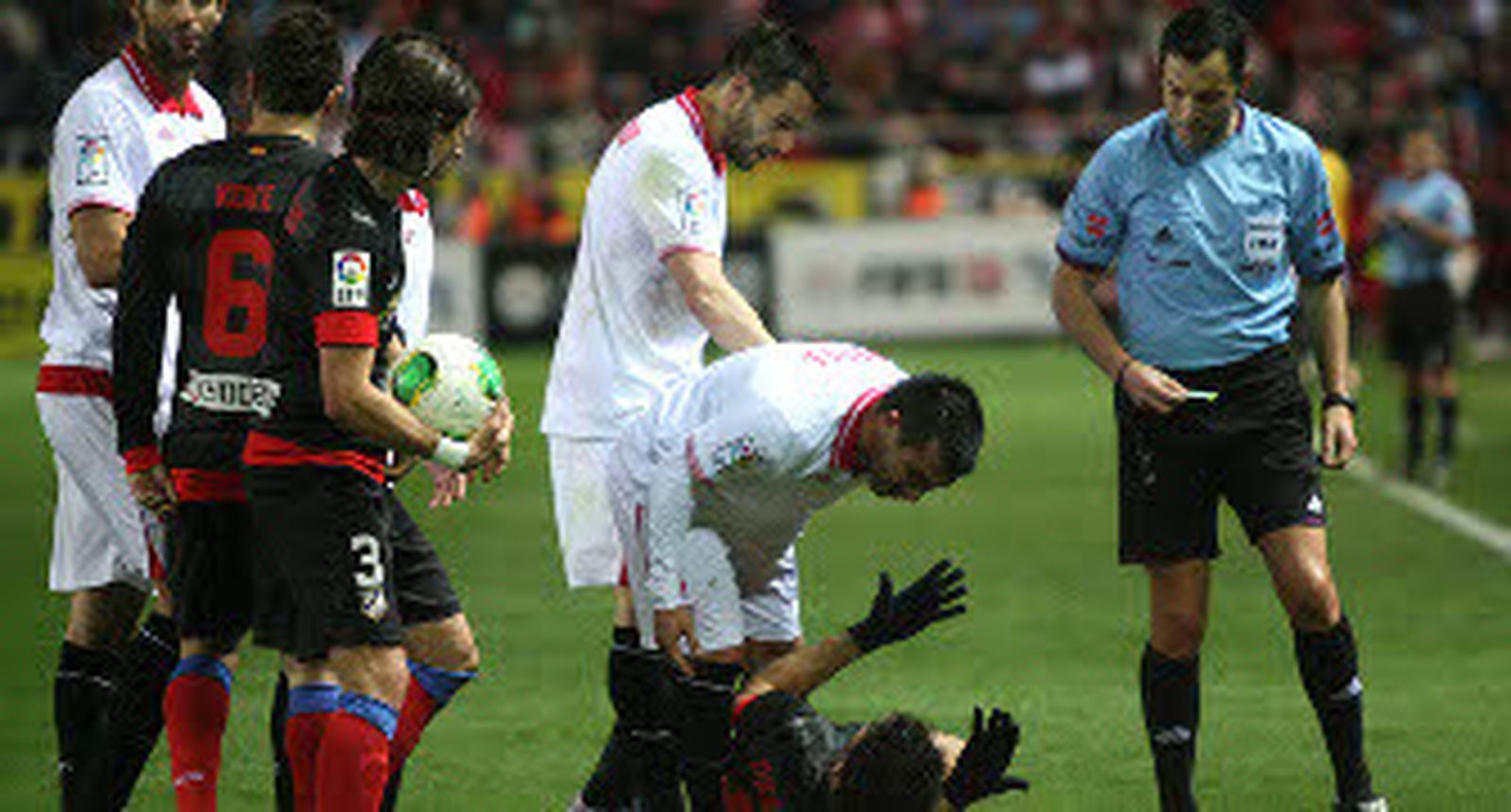 Medel recrimina a Diego Costa (en el suelo) su acción con Kondogbia en el duelo copero de febrero de 2013. / Antonio Pizarro