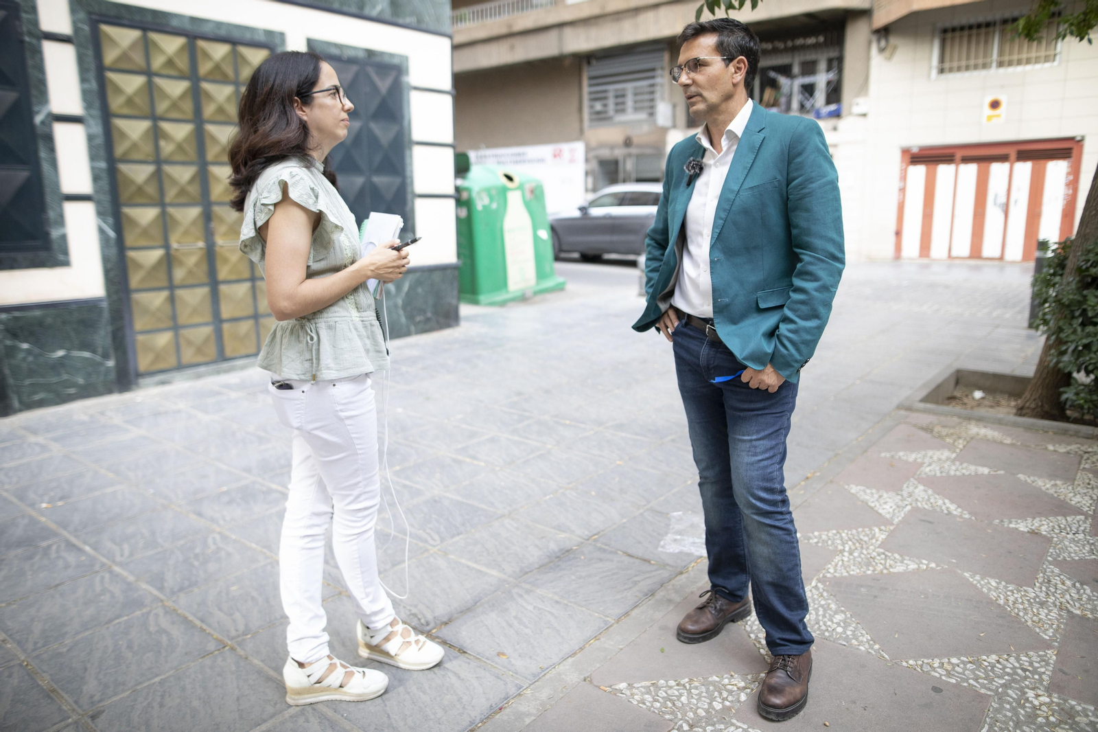 El paseo con Paco Cuenca, candidato del PSOE a la Alcaldía de Granada, en imágenes