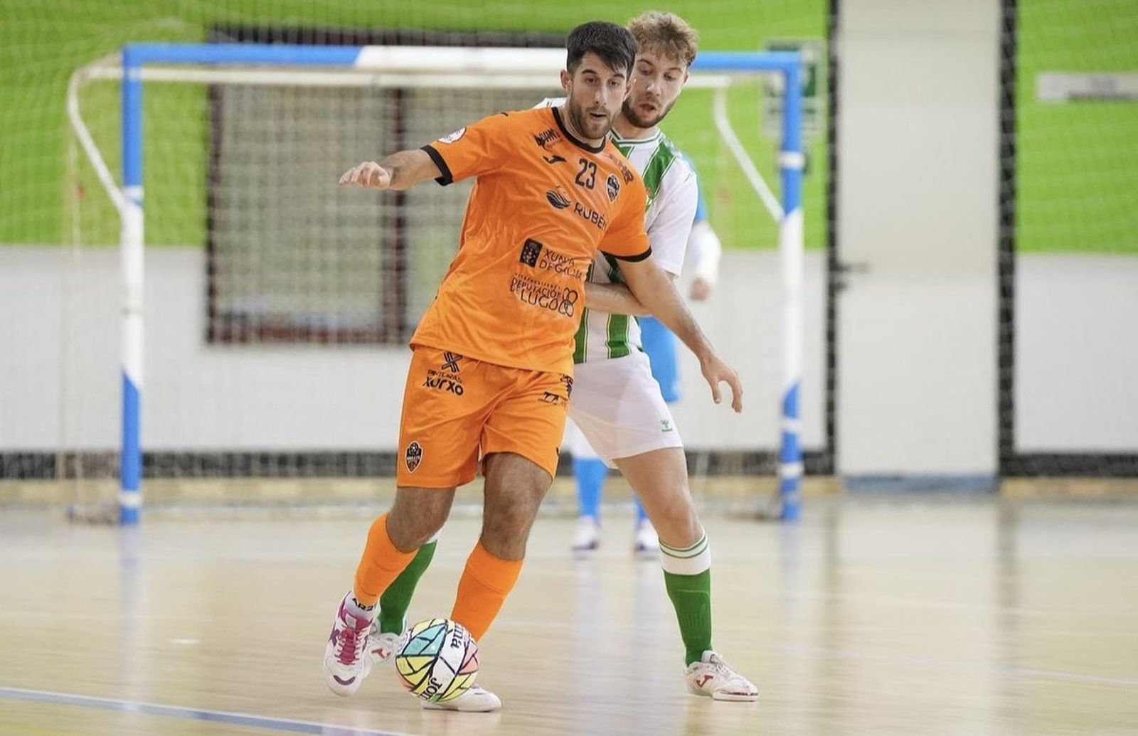 El pívot Ismael López protege un balón ante el duelo del curso pasado en Amate frente al Betis Futsal B.